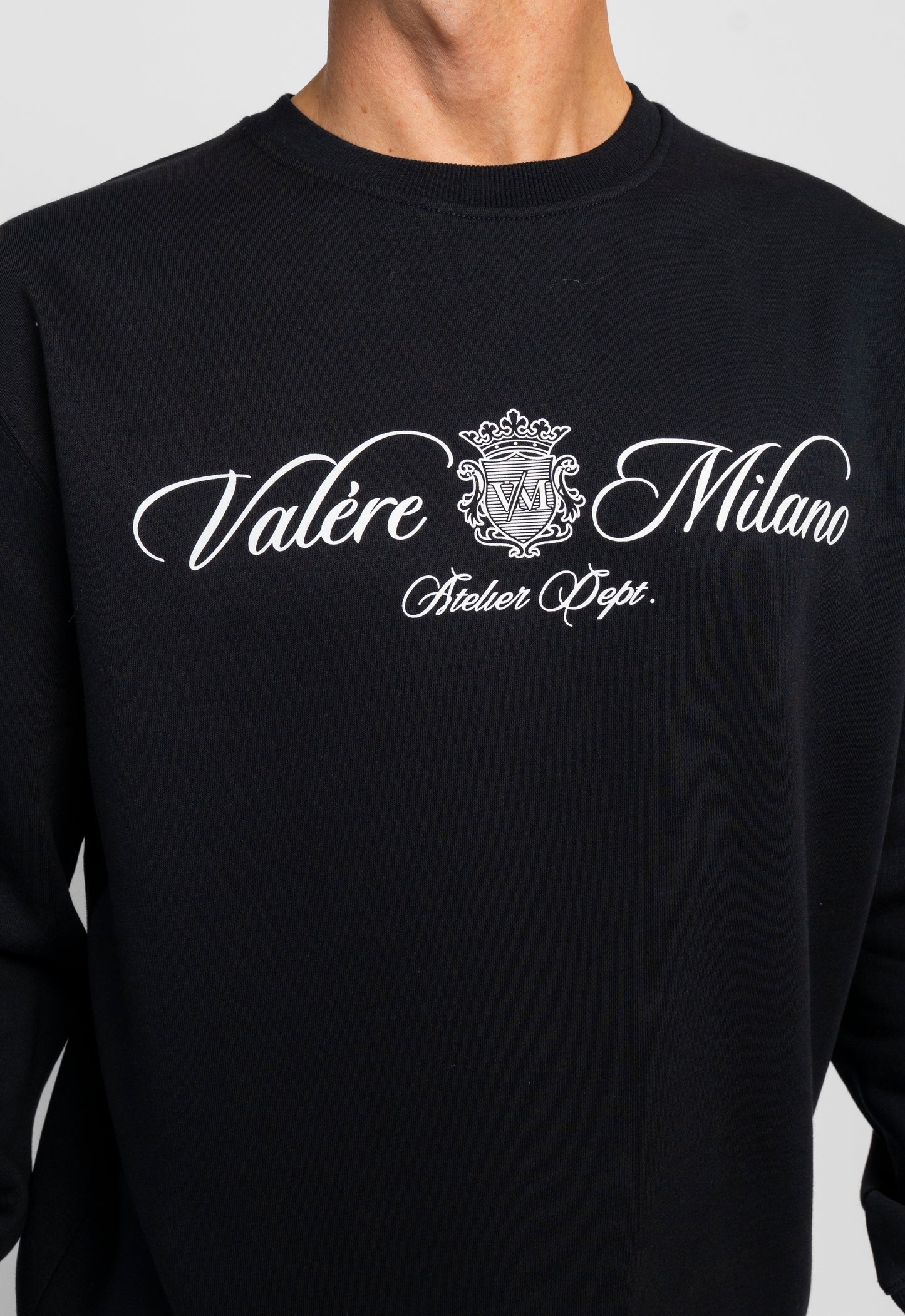 Devaro Black Essentials Set (T-Shirt, Short & Sweatshirt)