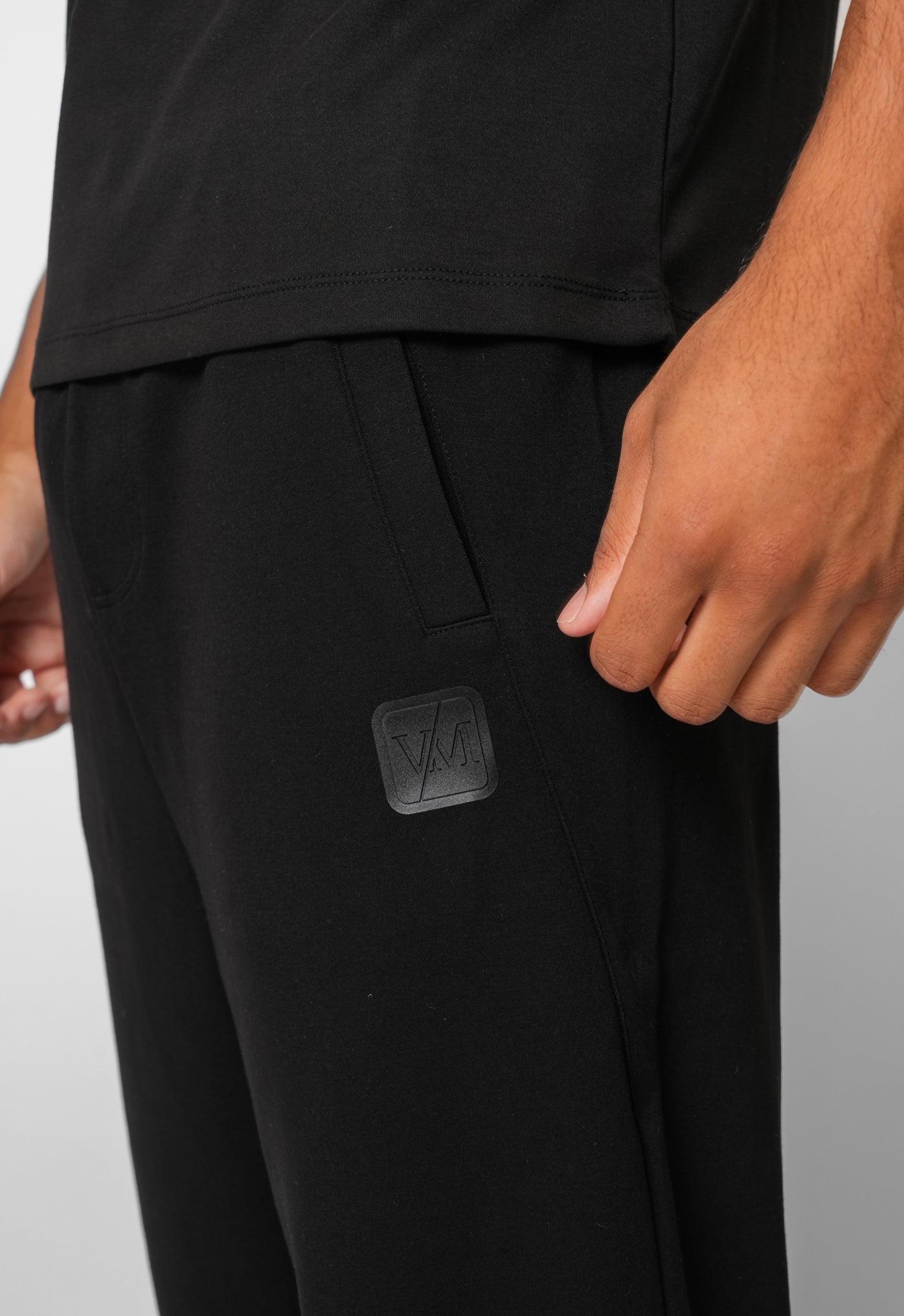 LUXE BLACK JOGGER